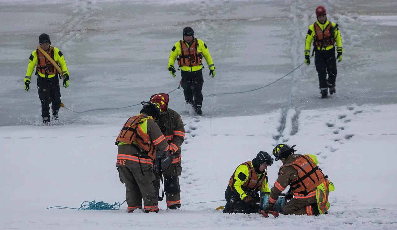 26 Minnesota Fishermen Rescued from Ice Floe in Lake Superior