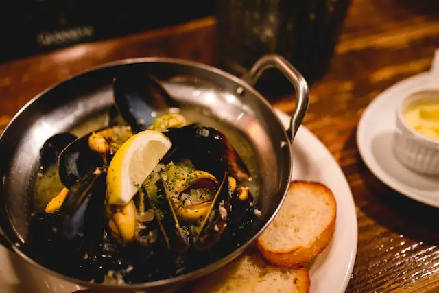 Mussels with Garlic Bread