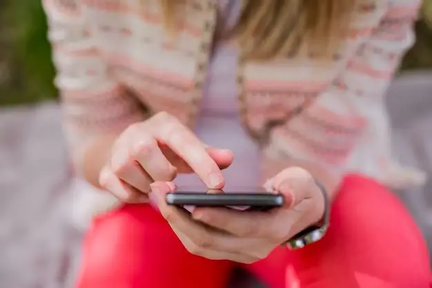 girl on smartphone