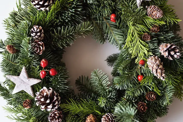 A fresh wreath brings the outside aroma of a pine forest. 