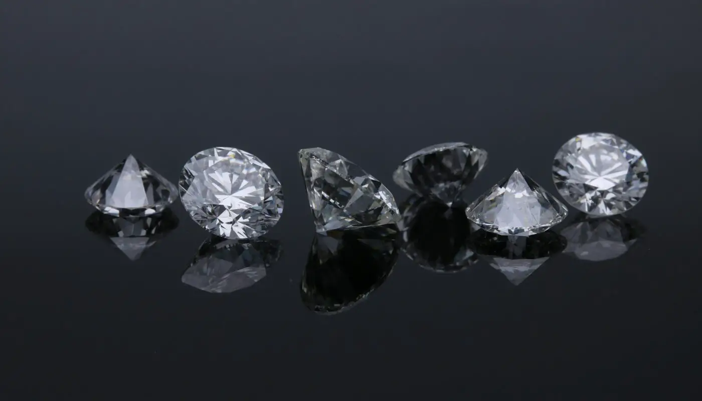 Elegant 1-carat diamond jewelry from MoonOcean for festive events