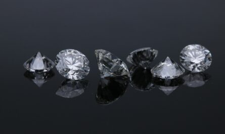 Elegant 1-carat diamond jewelry from MoonOcean for festive events